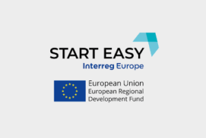 Logotyp projektu START EASY. Z prawego górnego rogi graficzna strzałka w kolorze jasnoniebieskim. W dolnej lewej części flaga Unii Europejskiej.